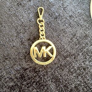 Michael Kors - Hangtag Logo in Gold

Brand New 
Colors: gold metal